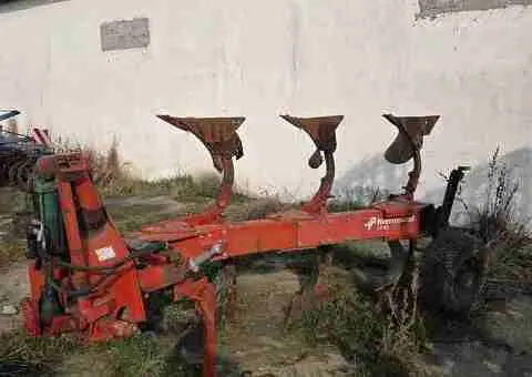 Vând plug reversibil 3 trupițe, stare bună