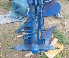 Vând plug reversibil pentru tractor – Stare perfectă de funcționare