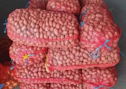 Vând cartofi furajeri pentru animale (ambalați la saci de 25 kg)