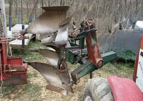 Vând Plug Reversibil Hidraulic – Stare Bună de Funcționare - 1/3